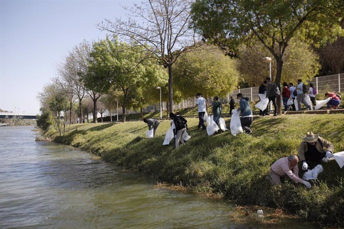 Alrededor de cincuenta voluntarios se han congregado a orillas del río Guadalquivir a su paso por Sevilla en la primera jornada de trabajo del programa 'Expedición de Magallanes, un río sin basura', organizada por el Acuario de Sevilla 