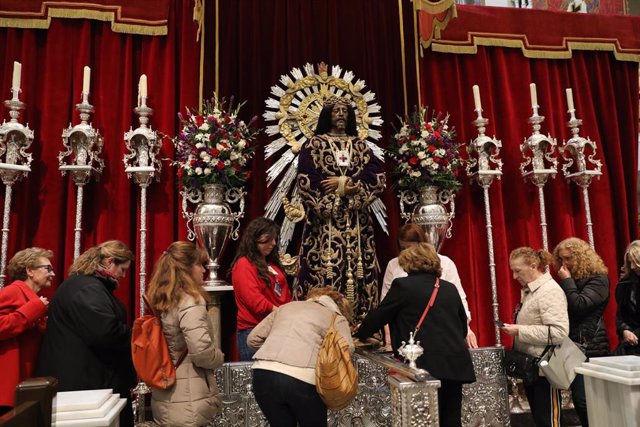 Un mujer besa los pies del Cristo de Medinacili de Madrid durante el tradicional besapiés que se repite cada primer viernes de marzo.  