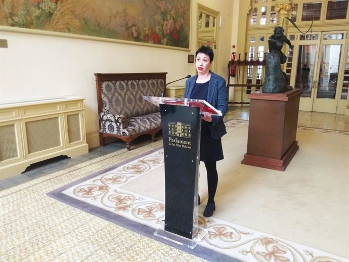 La portavoz del PSIB en el Parlament, Sílvia Cano, tras la Junta de Portavoces.