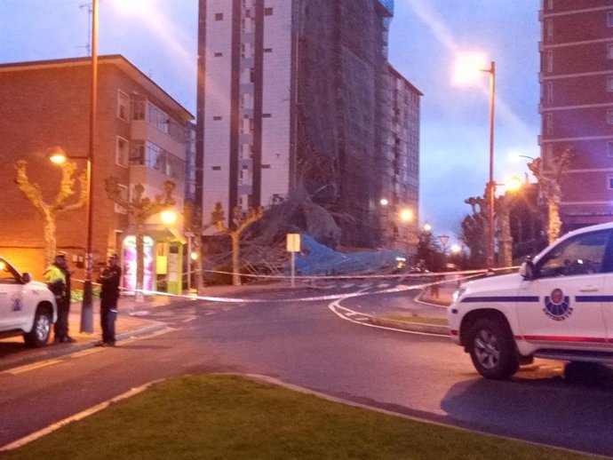 Andamio caído por el viento en Barakaldo