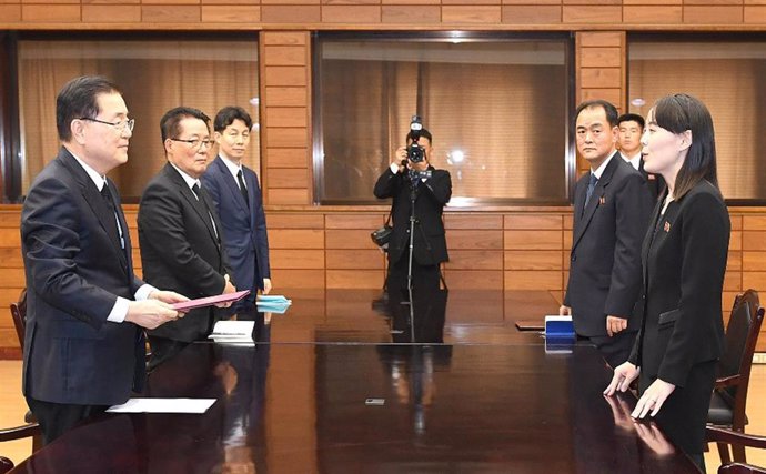 Kim Yo Jong, la hermana de Kim Jong Un, en una reunión con altos cargos surcoreanos en la Zona Desmilitarizada