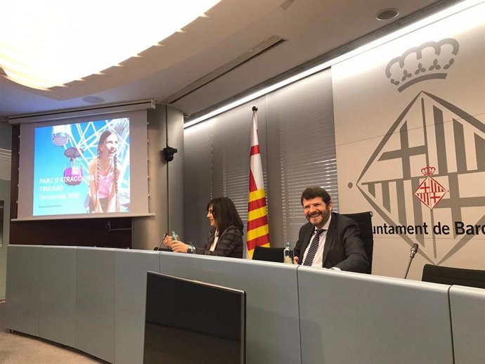 La directora del Parque de Atracciones Tibidabo, Rosa Ortiz, y el teniente de alcalde y presidente de Patsa, Albert Batlle.