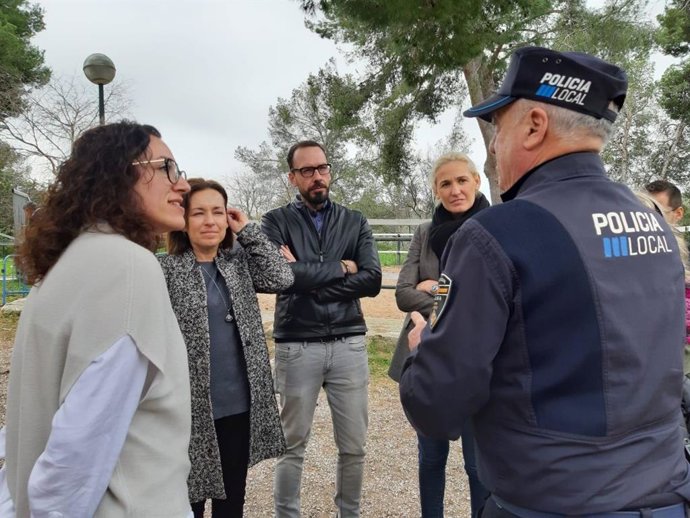 La portavoz del grupo municipal, Eva Pomar, y los regidores, Alejandro Escriche y Joana Capó, visitan a los perros de la Unidad Canina en Bellver