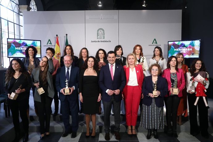 Foto del presidente de la Junta, Juanma Moreno, y la consejera de Igualdad, Rocío Ruiz, con los galardonados con los premios Meridiana 2020, que se han entregado este miércoles en el Palacio de San Telmo.