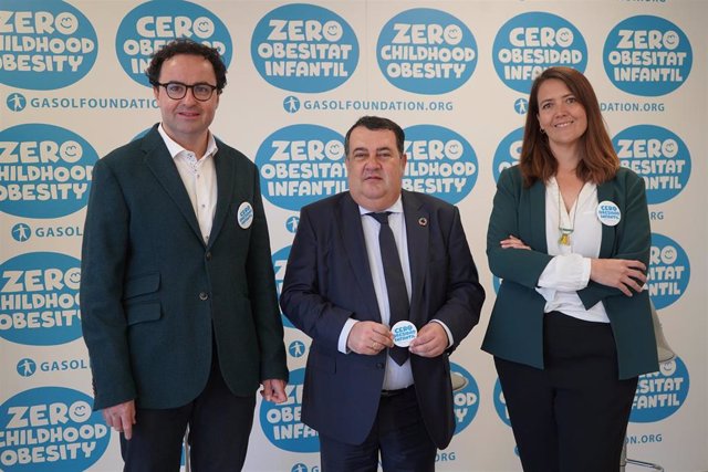 El responsable de programas de la Gasol Foundation, Santi Gómez, Alto Comisionado para la lucha contra la pobreza infantil, Ernesto Gasco, y la directora ejecutiva de la Gasol Foundation, Cristina Ribes