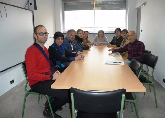 Visita de la comisión de Educación del Parlamento de Navarra al colegio Andrés Muñoz Garde