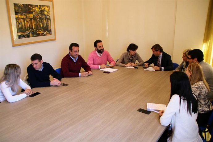 El delegado del Gobierno andaluz, Antonio Repullo (al fondo),  firma en el Libro de Honor del Ayuntamiento de Priego de Córdoba