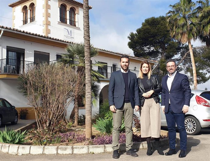 La viceportavoz de PSOE en Diputación de Málaga, Antonia García, junto al diputado Manuel Chicón (d) y el secretario general del PSOE en Antequera, Kiko Calderón, junto a la residencia La Vega de la localidad.