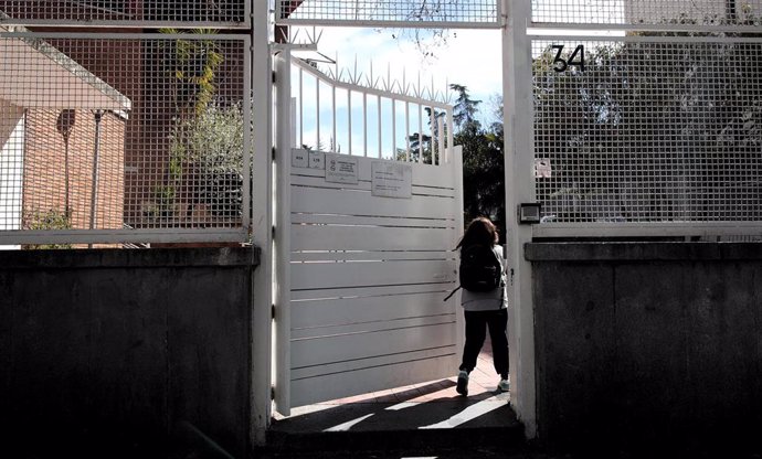 Una niña entra por la puerta del colegio donde una escolar, que actualmente se encuentra "asintomática", ha da positivo en coronavirus, en Madrid, a 4 de marzo de 2020.