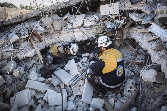 Miembros de la Defensa Civil Siria (SCD), conocidos como 'cascos blancos'