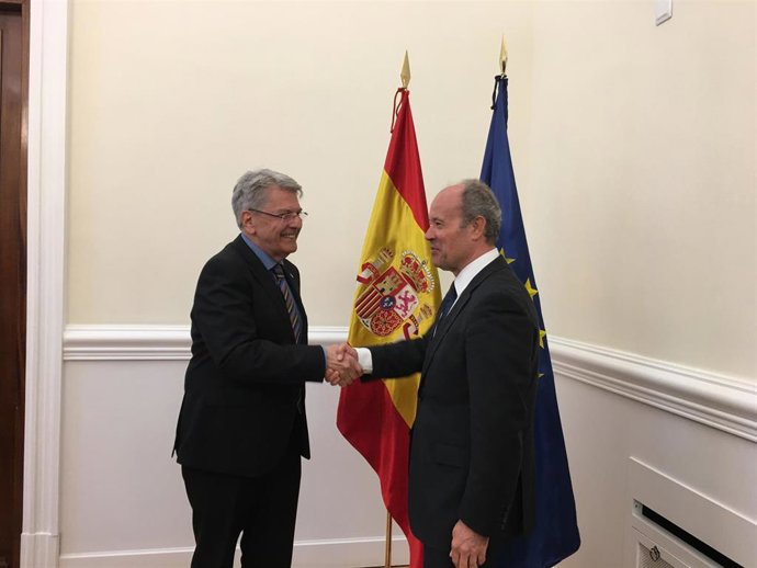El consejero de Administraciones Públicas, Justicia y Seguridad del Gobierno de Canarias, Julio Pérez, con el ministro de Justicia, Juan Carlos Campo.