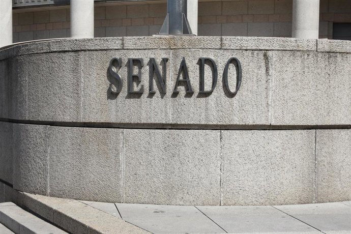 Planca en la que se lee 'Senado' en la fachada exterior del edificio del Senado en Madrid.