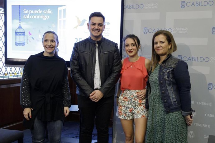 El consejero delegado de Participación Ciudadana y Diversidad del Cabildo de Tenerife, Nauzet Gugliotta, junto a la presidenta de la Asociación Alabente, Martina Pacífico