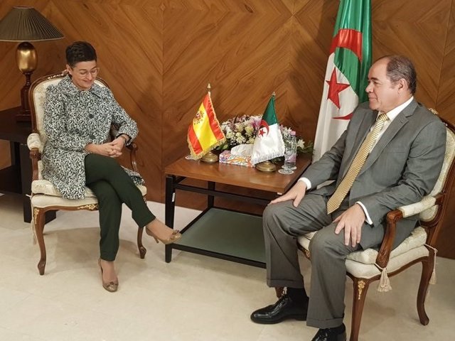 La ministra de Asuntos Exteriores, UE y Cooperación, Arancha González Laya, con su homólogo argelino, Sabri Bukadum, en Argel