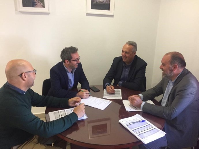Reunión del responsable del área de Servicios Económicos, Hacienda y Recaudación de Diputación, Juan Carlos Ruiz Boix, con el alcalde de Puerto Serrano, Daniel Pérez