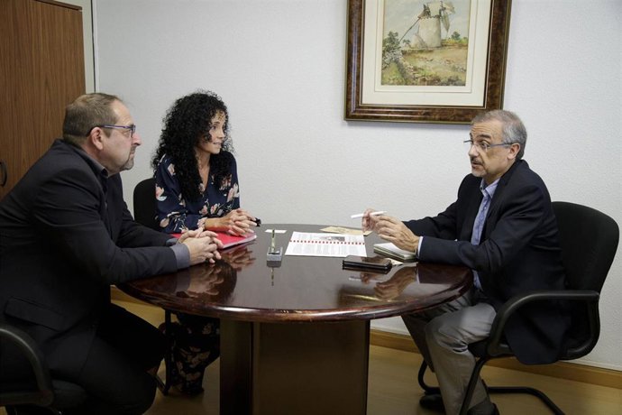 El director de Movilidad del Cabildo de Tenerife, José Alberto León (a la derecha), se reúne con la Asociación de Ostomizados de Tenerife
