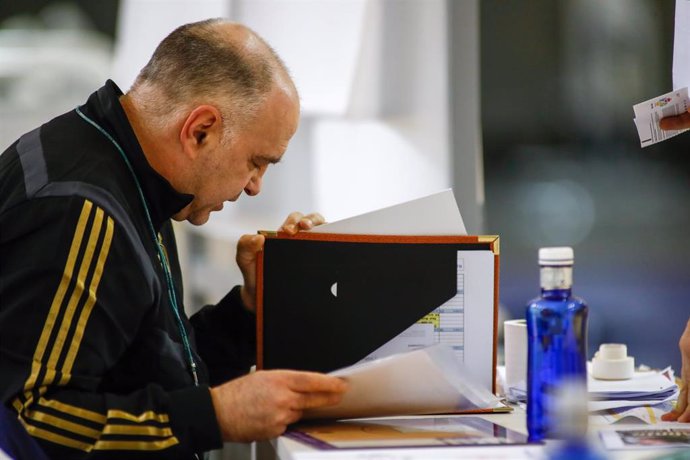 Pablo Laso consulta notas durante un entrenamiento del Real Madrid