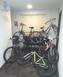 La Policía Nacional Detiene A Dos Varones Por Un Delito De Hurto