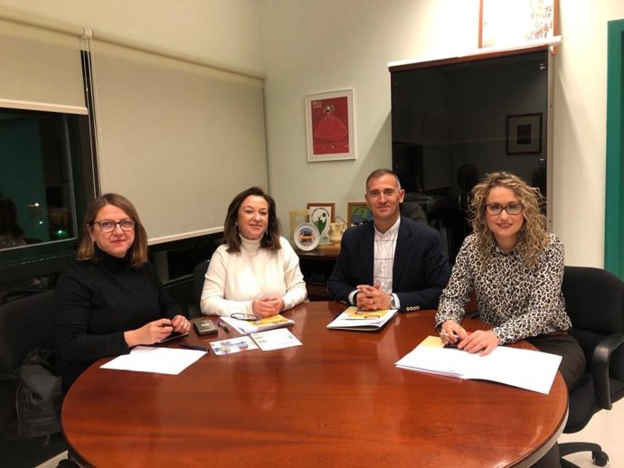 Reunión entre el delegado de Educación y la coordinadora del IAJ