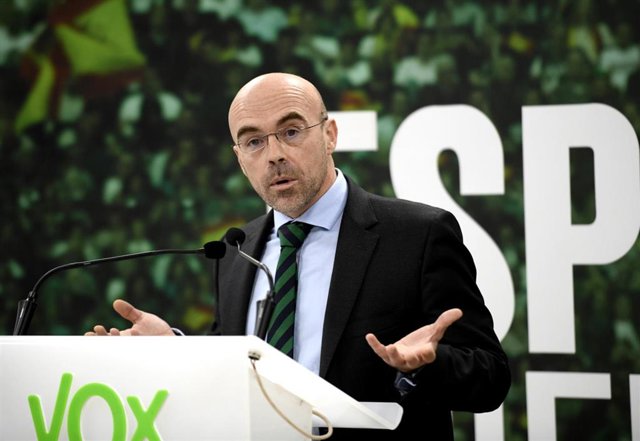 El jefe de la delegación de Vox en el Parlamento Europeo, Jorge Buxadé en rueda de prensa en la sede Vox