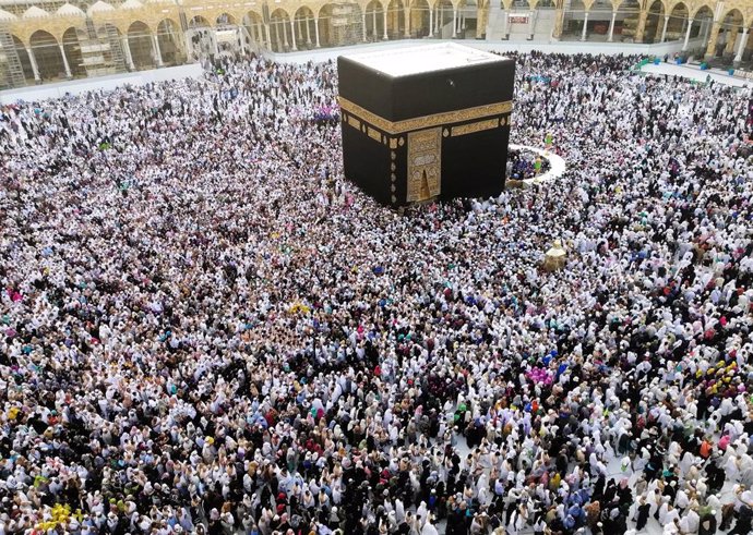 Peregrinos musulmanes en la Kaaba, en la Gran Mezquita de La Meca (Arabia Saudí)