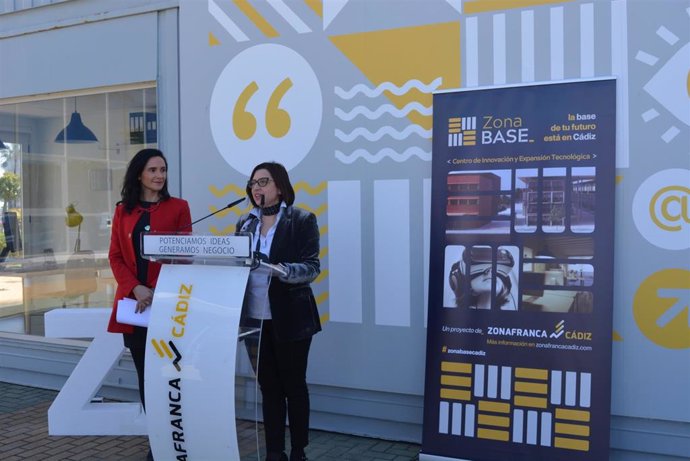 La delegada del Estado en la Zona Franca, Victoria Rodríguez, y la directora de Proyectos Feder de la Fundación Incyde, Natalia Vázquez, en rueda de prensa