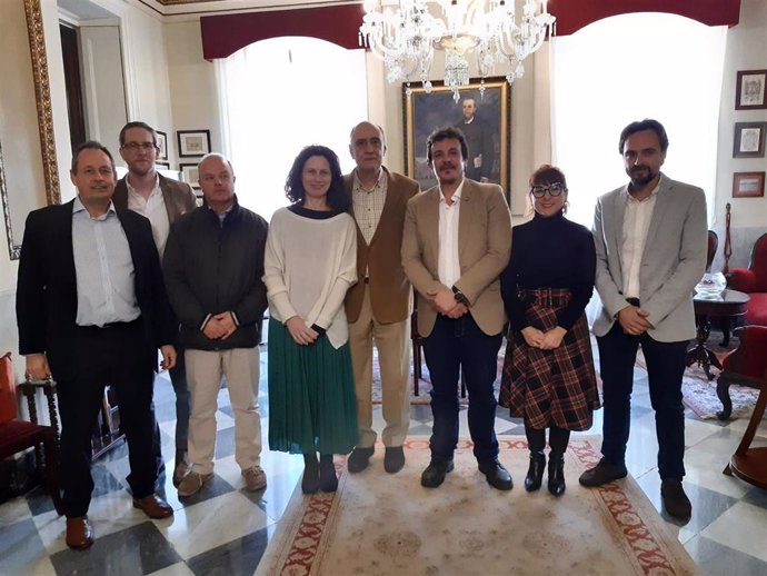 Representantes de la Sail Training International en una visita al Ayuntamiento de Cádiz