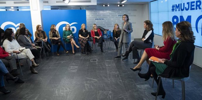 La vicesecretaria de Política Social, Cuca Gamarra, preside el foro 'Mujeres por encima de todo' en la semana del 8M centrado en el reto tecnológico. Le acompañan Ana Pastor, Ana Beltrán, Rosa Romero, Edurne Uriarte, y Mari Mar Blanco.