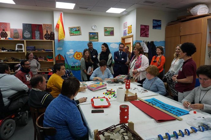 Momento de la visita a la Unidad de Día de Fepamic que es Centro Especial de Empleo