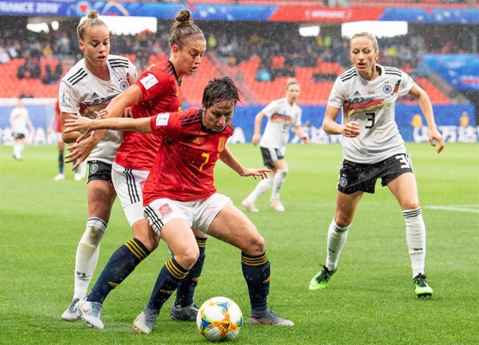 Marta Corredera protege el balón en el España-Alemania del Mundial de Francia 2019
