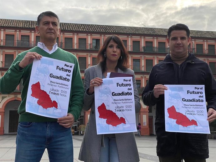 Martina Velarde, entre Pedro Ángel Cabrera y Pedro García en la Plaza de la Corredera.