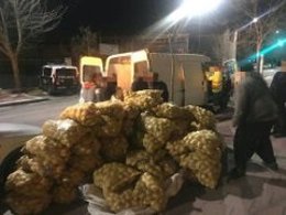 Patatas descargadas de la furgoneta que fue retirada al depósito municipal.