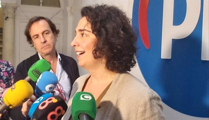 La portavoz provincial del Partido Popular de Cádiz, Carmen Sánchez, atendiendo a los medios