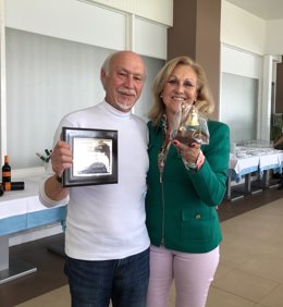 La presidenta de Hostetur, Soledad Díaz, entrega una placa conmemorativa a Mariano Sánchez, que se jubila tras desempeñar su labor profesional como director de los hoteles Los Delfines y Las Gaviotas en La Manga