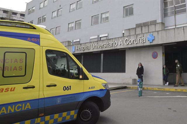 Una ambulancia en la entrada del Complexo Hospitalario Universitario A Coruña, donde un paciente procedente de Madrid está aislado por coronavirus, en A Coruña/Galicia (España) a 4 de marzo de 2020.