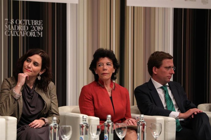 La presidenta de la Comunidad de Madrid, Isabel Díaz Ayuso, la ministra de  Educación y Formación Profesional, Isabel Celaá y el alcalde de Madrid, José Luís Martínez-Almeida, en un acto el pasado mes de octubre.