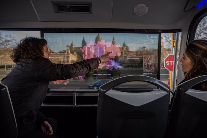 Pantalla luminosa y táctil dentro de un autobús durante la presentación del '5G Augmented Tourism', en Barcelona/Catalunya (España) a 4 de marzo de 2020.