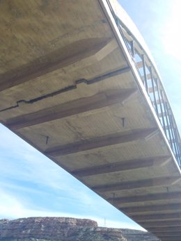Cortado el puente de Sástago, en la A-221, en la provincia de Zaragoza, al descender 30 centímetros una losa de la arcada central.