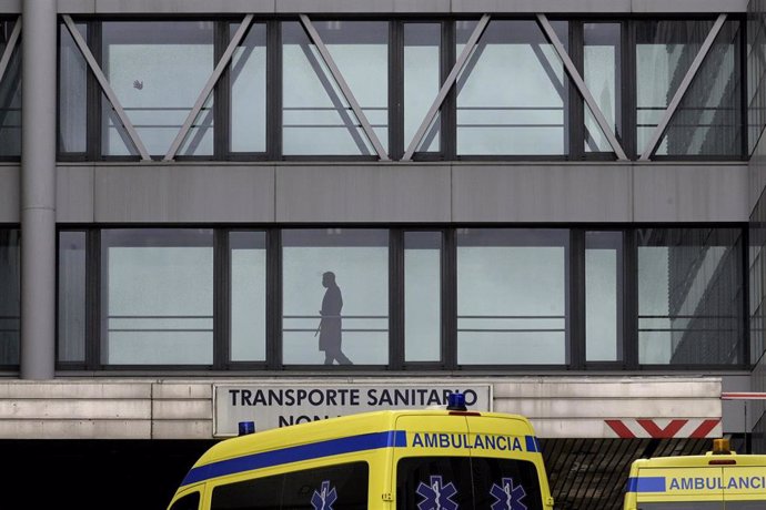 Un paciente pasea por un pasillo acristalado del Complexo Hospitalario Universitario A Coruña, donde un paciente procedente de Madrid está aislado por coronavirus, en A Coruña/Galicia (España) a 4 de marzo de 2020.