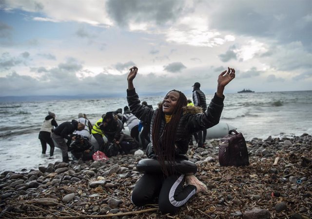 Migrantes africanos tras su llegada a la isla de Lesbos, en Grecia, desde Turquía