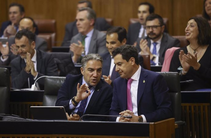 El presidente de la Junta de Andalucía, Juanma Moreno (d), junto al consejero de Presidencia, Elías Bendodo (i), durante la sesión plenaria. En Sevilla, (Andalucía, España), a 04 de marzo de 2020.