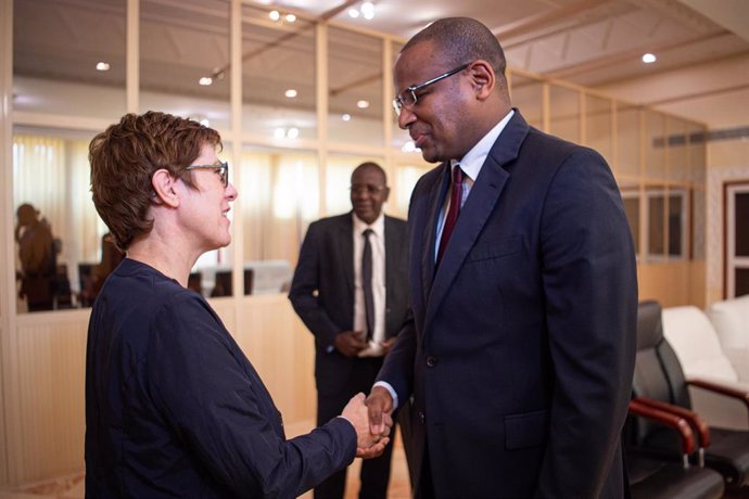 El primer ministro de Malí, Boubou Cisse, saluda a la ministra de Defensa de Alemania, Annegret Kramp-Karrenbauer