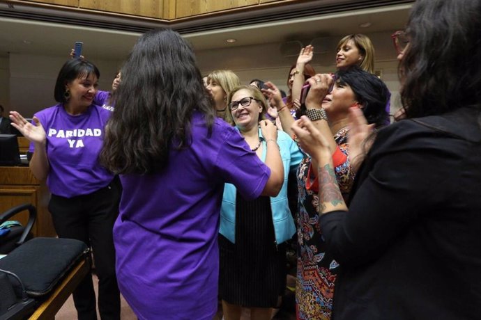 Celebraciones en el Senado de Chile tras la aprobación de paridad de género para el proceso constituyente.