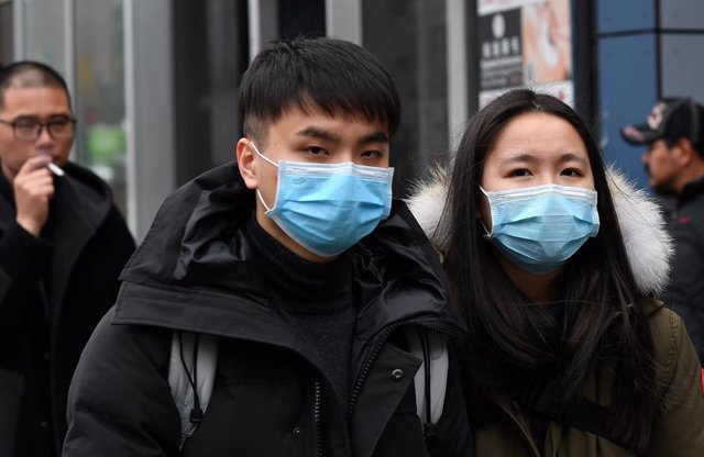Personas con mascarilla para protegerse del coronavirus en Nueva York, Estados Unidos. 