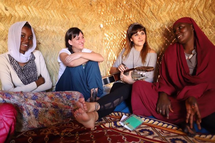 María Rozalén y Beatriz Romero junto con dos mujeres del Chad para conocer cómo viven y cuál es la situación de la mujer en el país