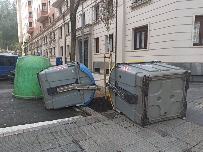 El viento tumba contenedores en San Sebastián.