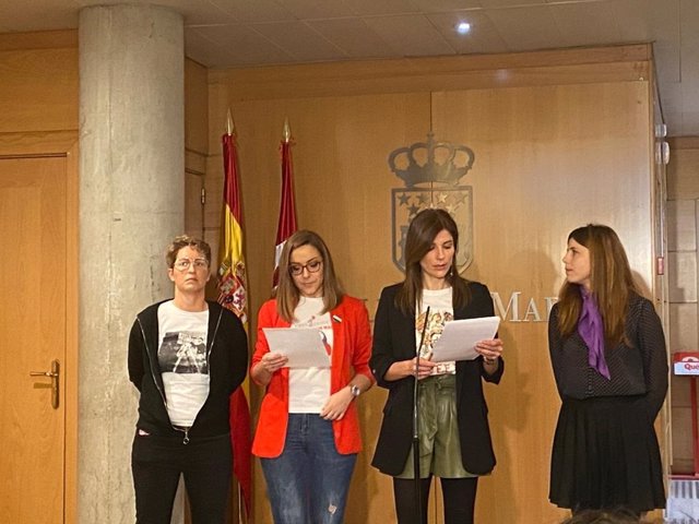Diputadas de los grupos parlamentarios de Más Madrid, Unidas Podemos, PSOE y Cs leen una declaración conjunta por motivo del día internacional de la mujer.