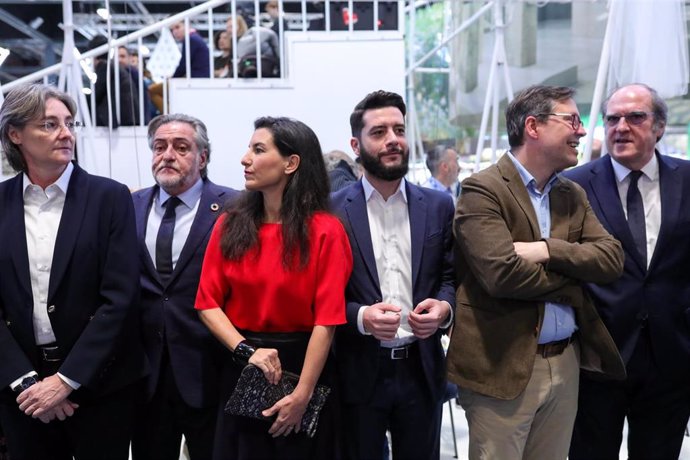 Foto recurso de la portavoz de Vox en la Asamblea, Rocío Monasterio; y el portavoz de Ciudadanos en la Asamblea de Madrid, César Zafra, en la Feria Internacional de Turismo, Fitur 2020.