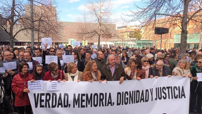 VÍDEO: Una concentración recuerda en Pamplona a las víctimas y los desplazados forzosos por ETA