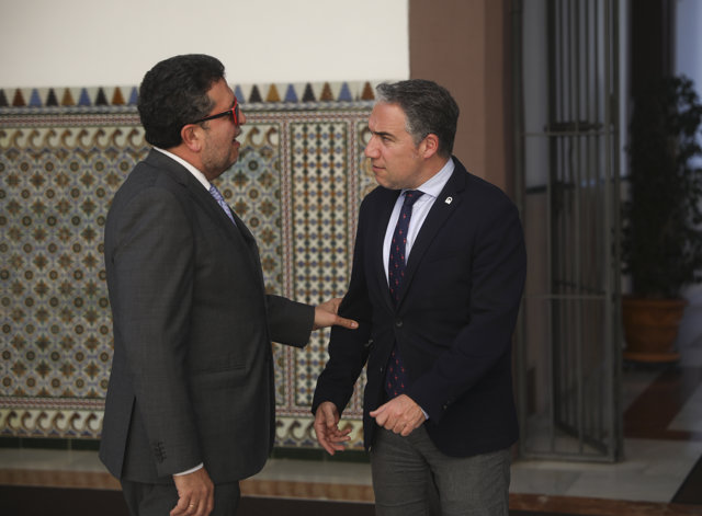 Sesión plenaria en el Parlamento andaluz. El consejero de Presidencia, Elías Bendodo (d), conversa con el presidente del grupo parlamentario Vox, Francisco Serrano (i). En Sevilla (Andalucía, España), a 04 de marzo de 2020.